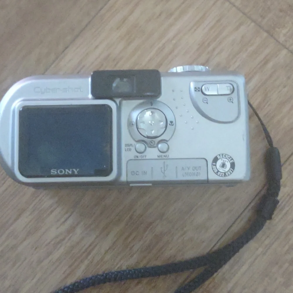 Sony DSC-P9 digital still camera. 4.0 MP - Picture 4 of 12